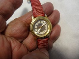 PIERRE HENRY  DAMEN SCHÖNE  KLEINE UHR.QUARTZ.LÄÜFT-27X29MM