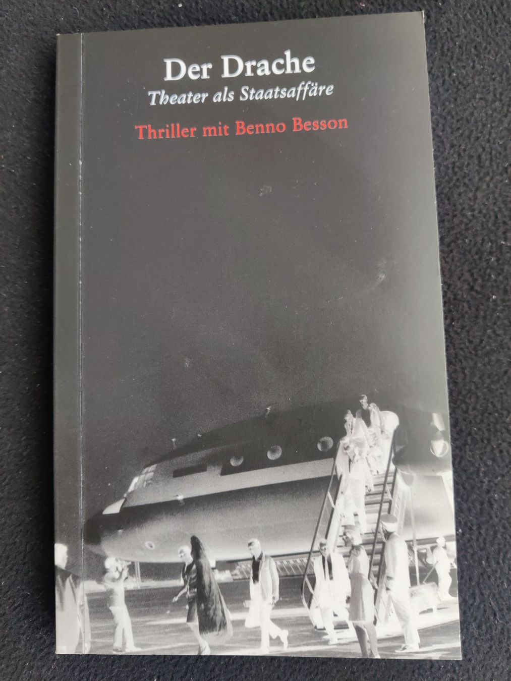 Bücher: Der Drache / Theater als Staatsaffäre Thriller mit B. Besson – Gebraucht aus Muttenz von IkaSul