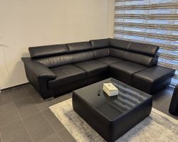 Sofa und Couchtisch