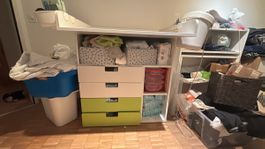 Wickeltisch mit Schubladen und Regalfächern weiss grün