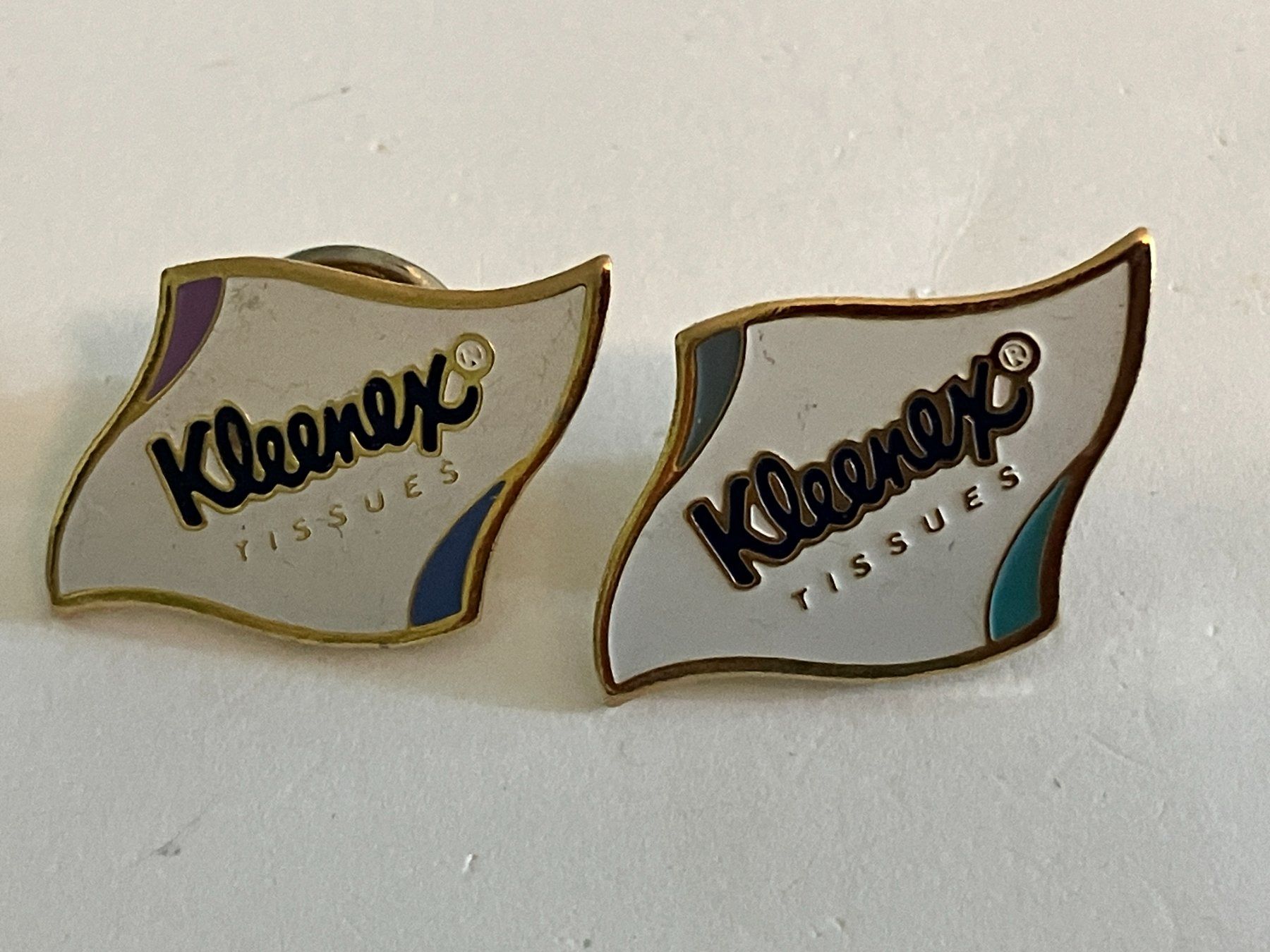 Placchette & Badge: 2 Pin Kleenex – Usato da Basel venduto da djwwpp