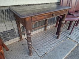 Antiker Holztisch mit Schublade