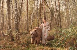 BARANTSEVA, GROSSBILD-FOTOGRAFIE, MÄDCHEN UND BÄR, 91 x 60cm