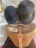 Antiker Hutkoffer mit 2 Hütten Top