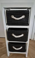 Kleines Möbel mit Korbschubladen