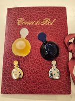 Pins / Badges & Miniatur-Parfums – Sammlerset in Originalv.