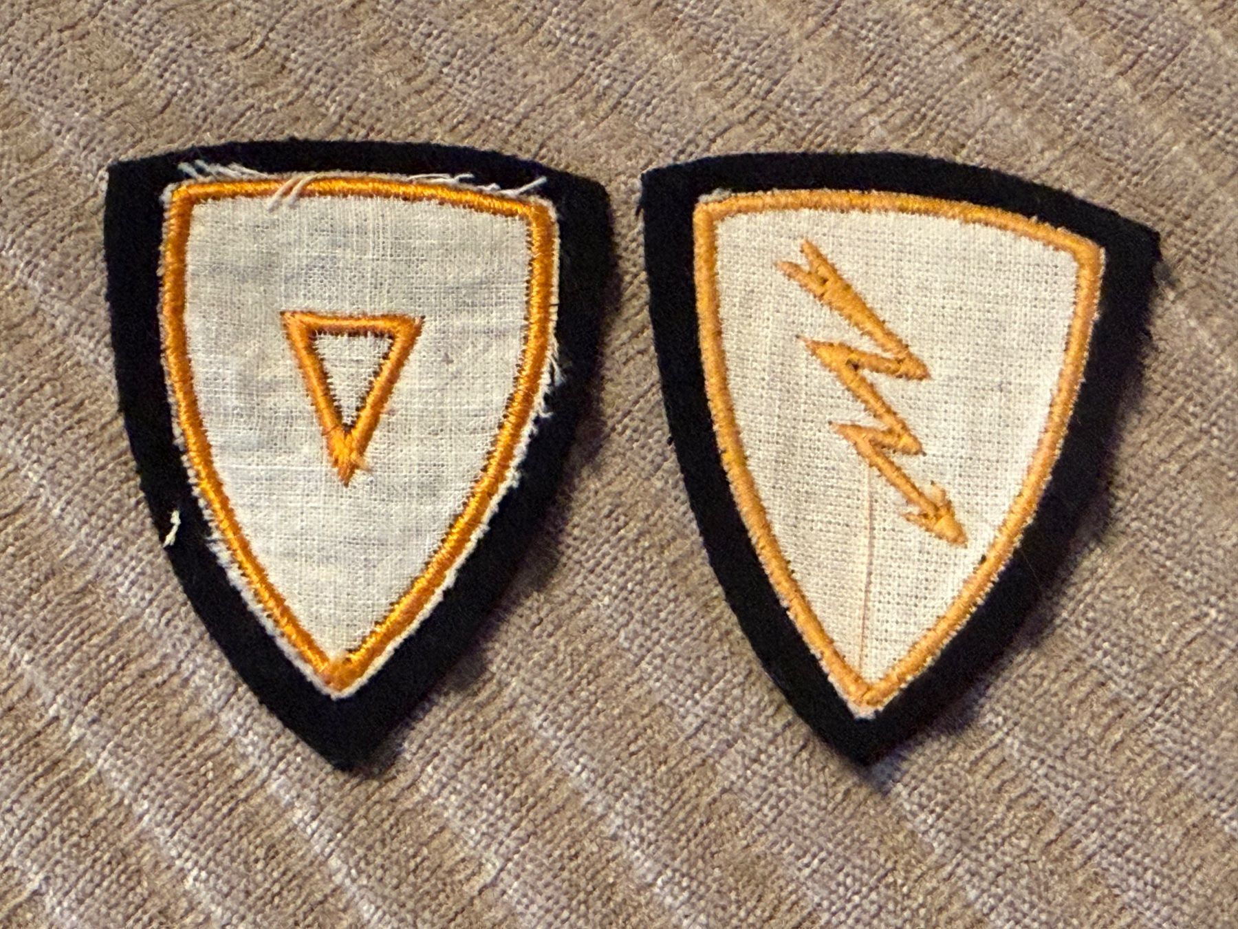 Schweizer Armee Placchette & Badge: 2 Spezialistenabzeichen - Schweizer Armee – Nuovo (secondo la descrizione) da Brütten venduto da Hst1 1