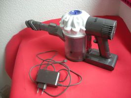Dyson V-6 Akkustaubsauger mit Ladegerät funktioniert gut .