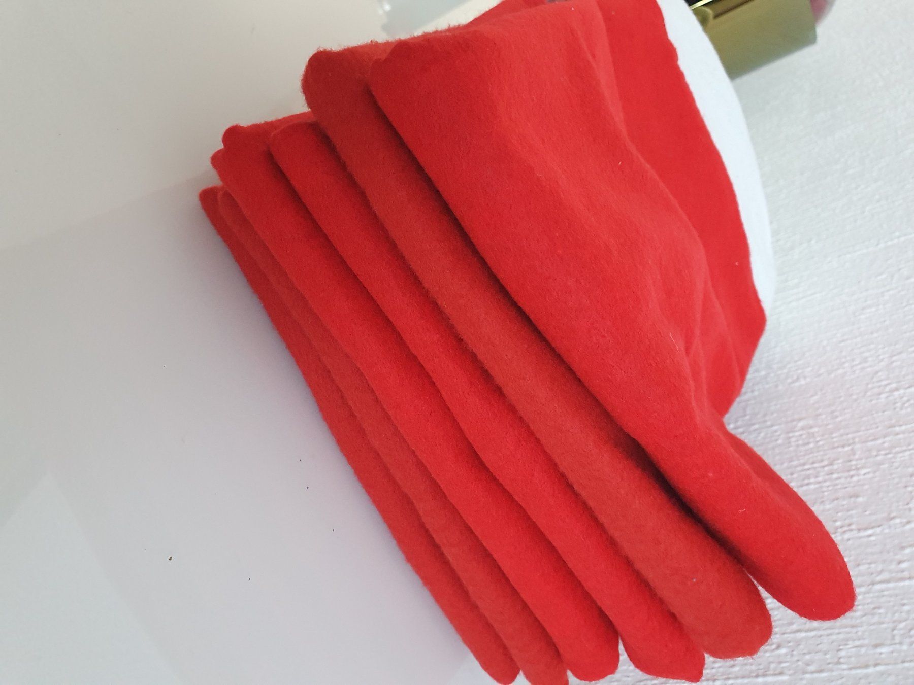 Copricapi, berretti & cappellini: Lot de 6 bonnets de Père Noël – Usato da Lausanne venduto da Af2016 3
