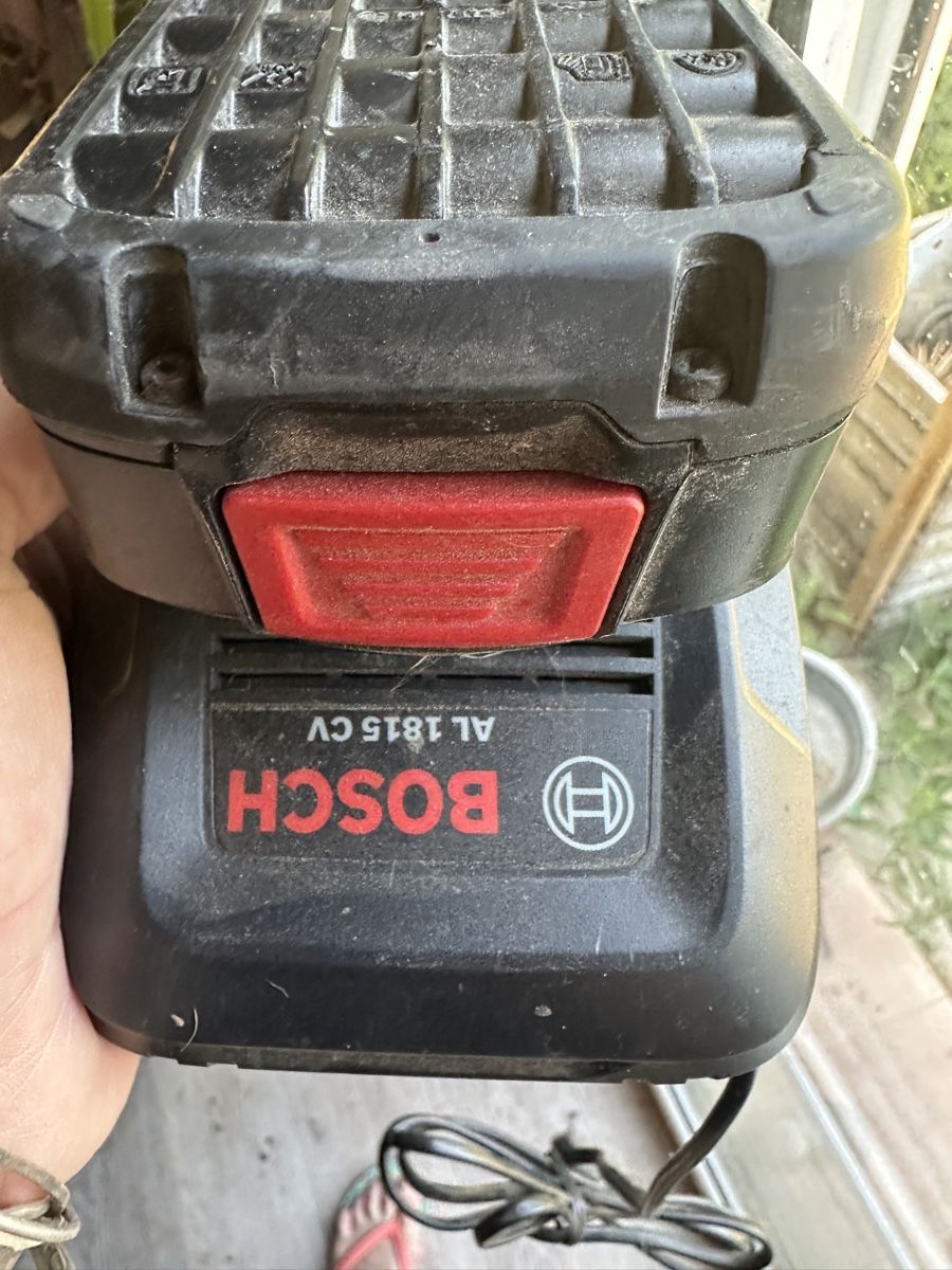 Bosch Caricatori & Batterie: Bosch Ladegerät mit Akku 14.4V 2.5Ah – Usato da Wil AG venduto da Rajaluna 1