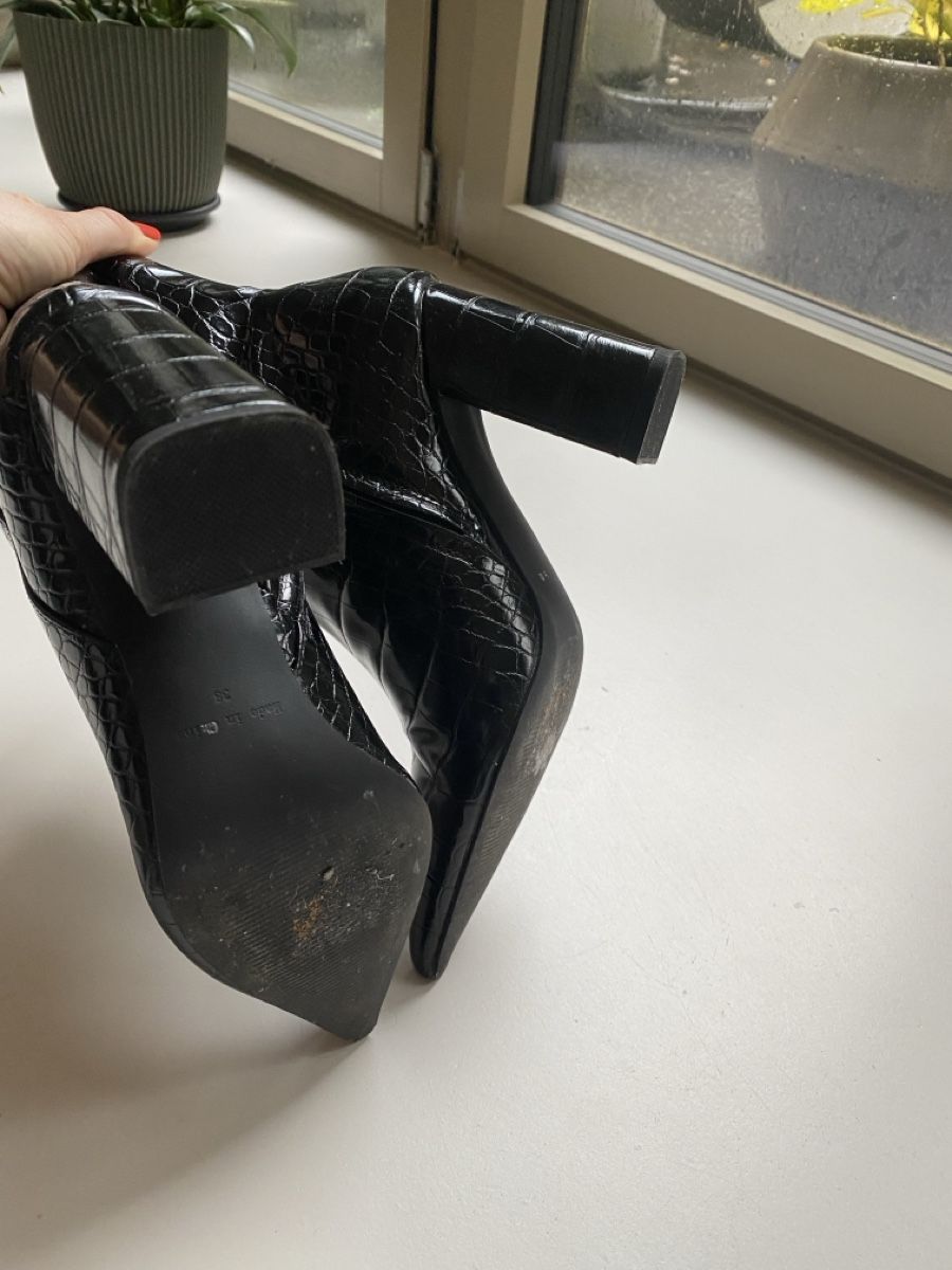 Damenschuhe: Schwarze Kroko-Stiefeletten Gr. 37 – Gebraucht aus Widen von juinl 1