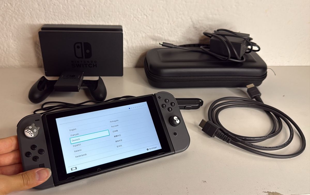 Nintendo Konsolen: Nintendo Switch Console Grey with screen protector! 🎮 – Gebraucht aus Ehrendingen von bubulence