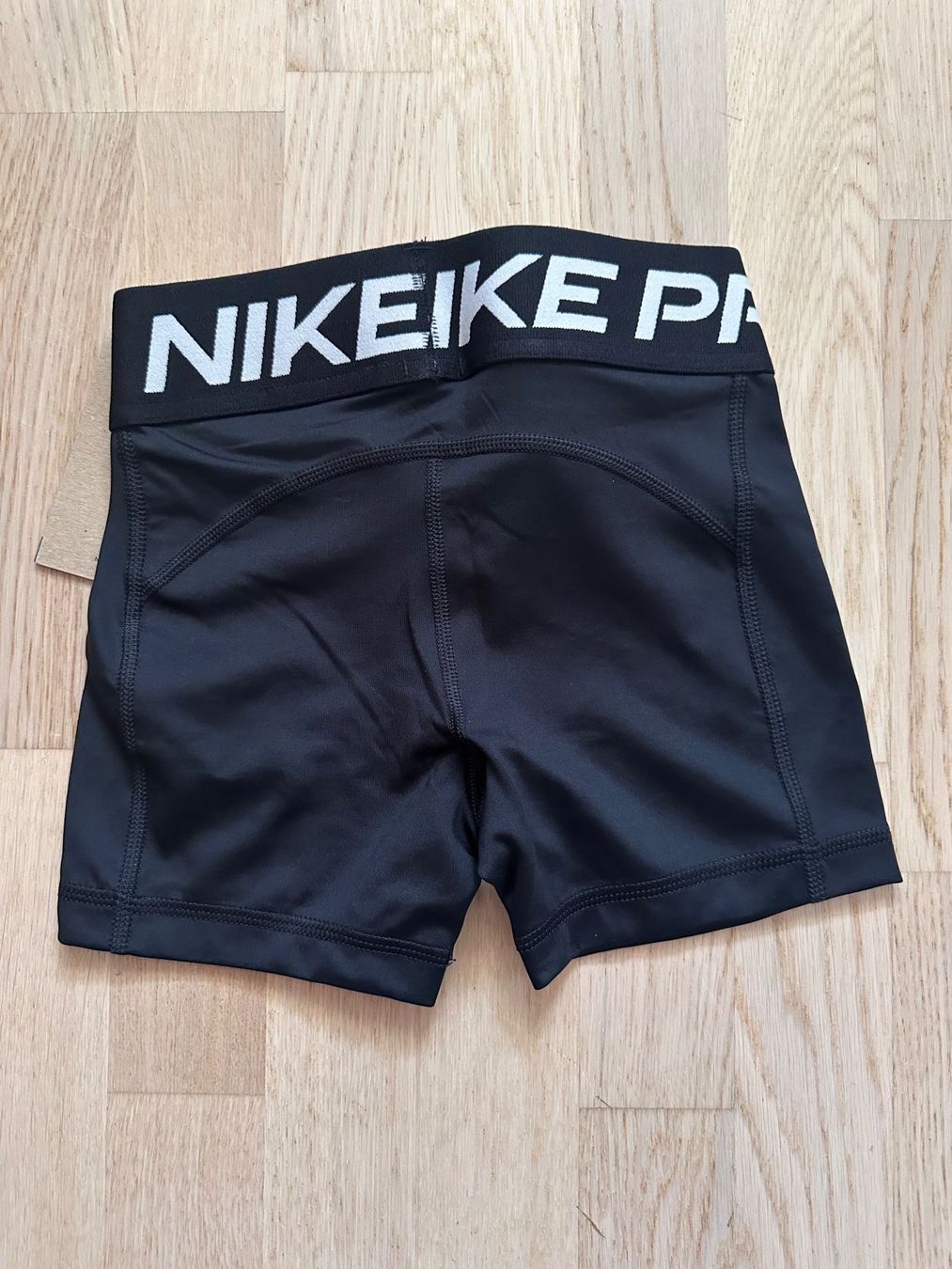 Nike Pantaloni: Nike Pro Shorts (Mädchen) Größe: S – Nuovo e nell'imballaggio originale da Brüttisellen venduto da jea_5lmn 1