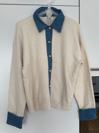 Strickjacke mit Jeanskragen - Grösse M/L