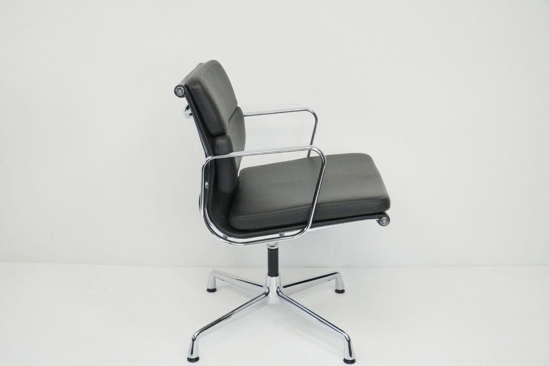 Vitra Sedie: Original Vitra Eames Soft Pad EA208 Leder asphalt – Usato da Bad Zurzach venduto da QLASSIQ 3