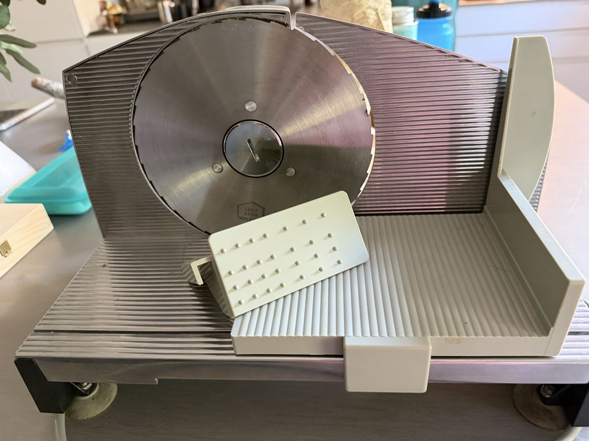 Küchengeräte: Schneidemaschine elektrisch gebraucht – Gebraucht aus Fraubrunnen von Manalikulu 4