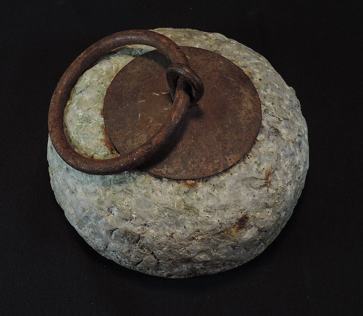 Tutte le decorazioni: Türstopper, Steingewicht mit Eisenring – Usato da Duggingen venduto da roterbambus 3