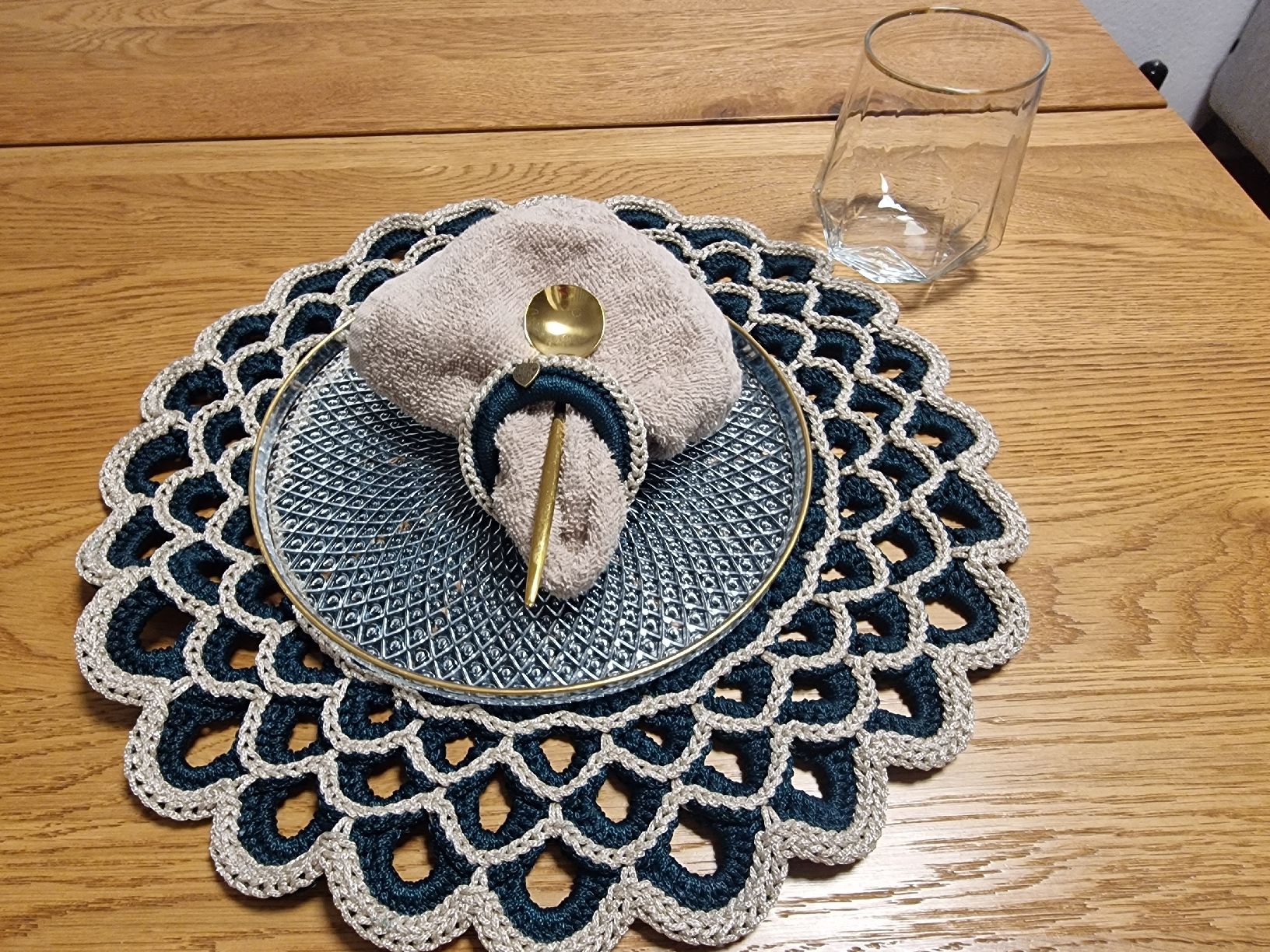 Set di tavolo e panche: Handgemachte Tischsets und Serviettenringe – Nuovo e nell'imballaggio originale da Amriswil venduto da gu80kaya 1