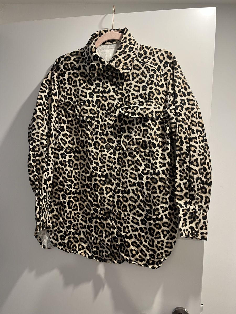 H&M Chemisiers: H&M hemd Leopard Oversized Herbst Trend – D'occasion à Zürich par Closetbesties