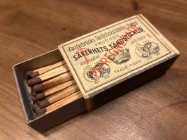 Alte Zündholzschachtel mit Inhalt, ein Sammlerstück!