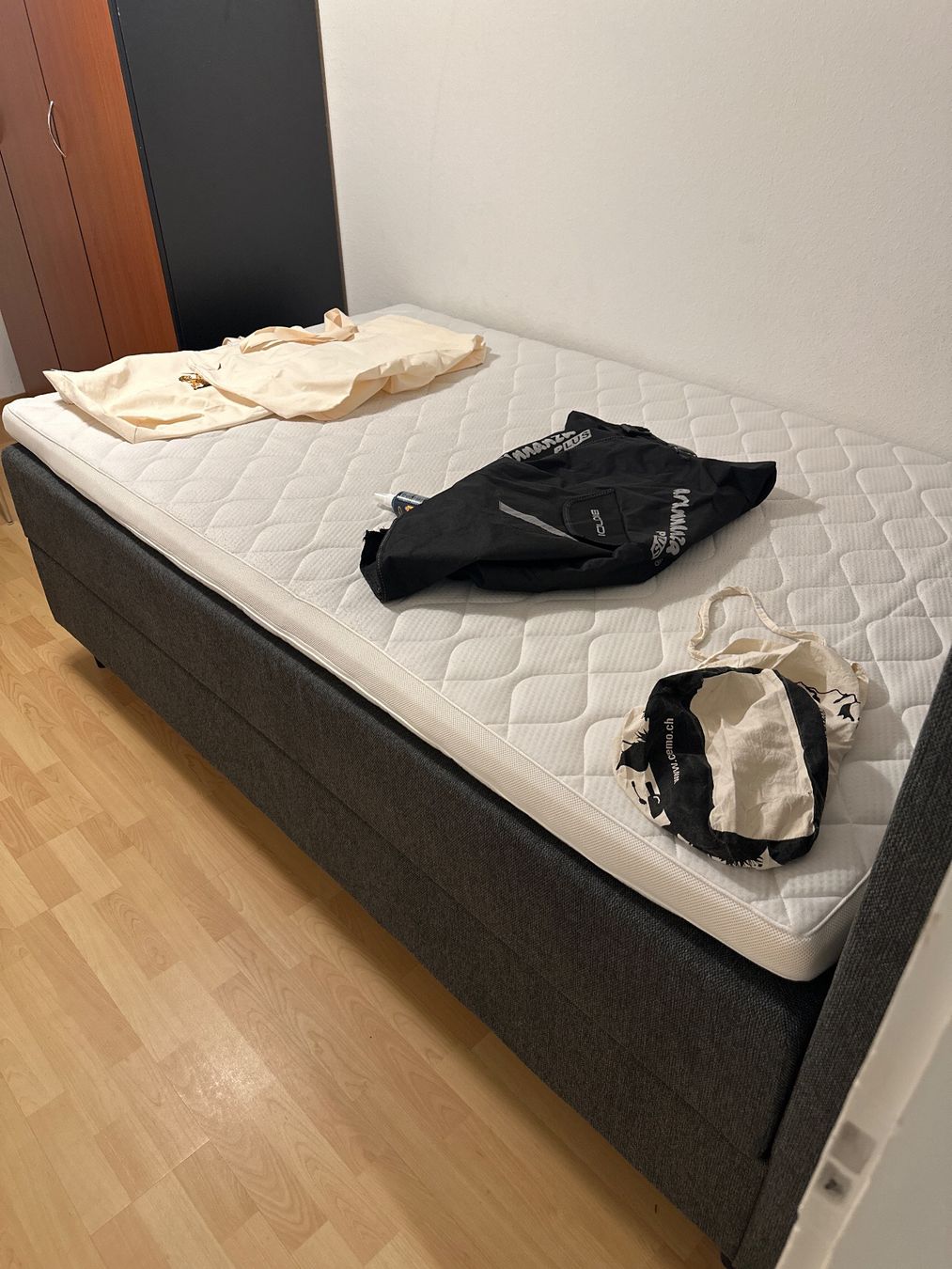 Betten: Boxspringbett dunkelgrau – Gebraucht aus Thun von rol_c6mv 2
