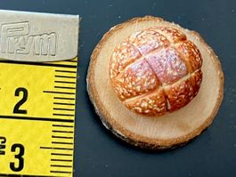 Brot auf Holzbrett für die Puppenstube. Handarbeit.