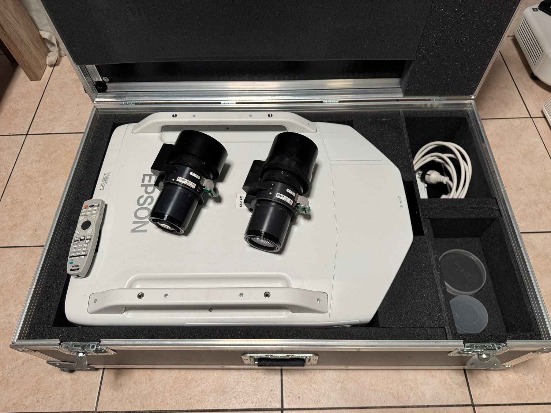 Monitor: PUBLIC VIEWING Profi Set !!! Beamer, Leinwand & 2 Objektive – Usato da Mellingen venduto da Browser67 1