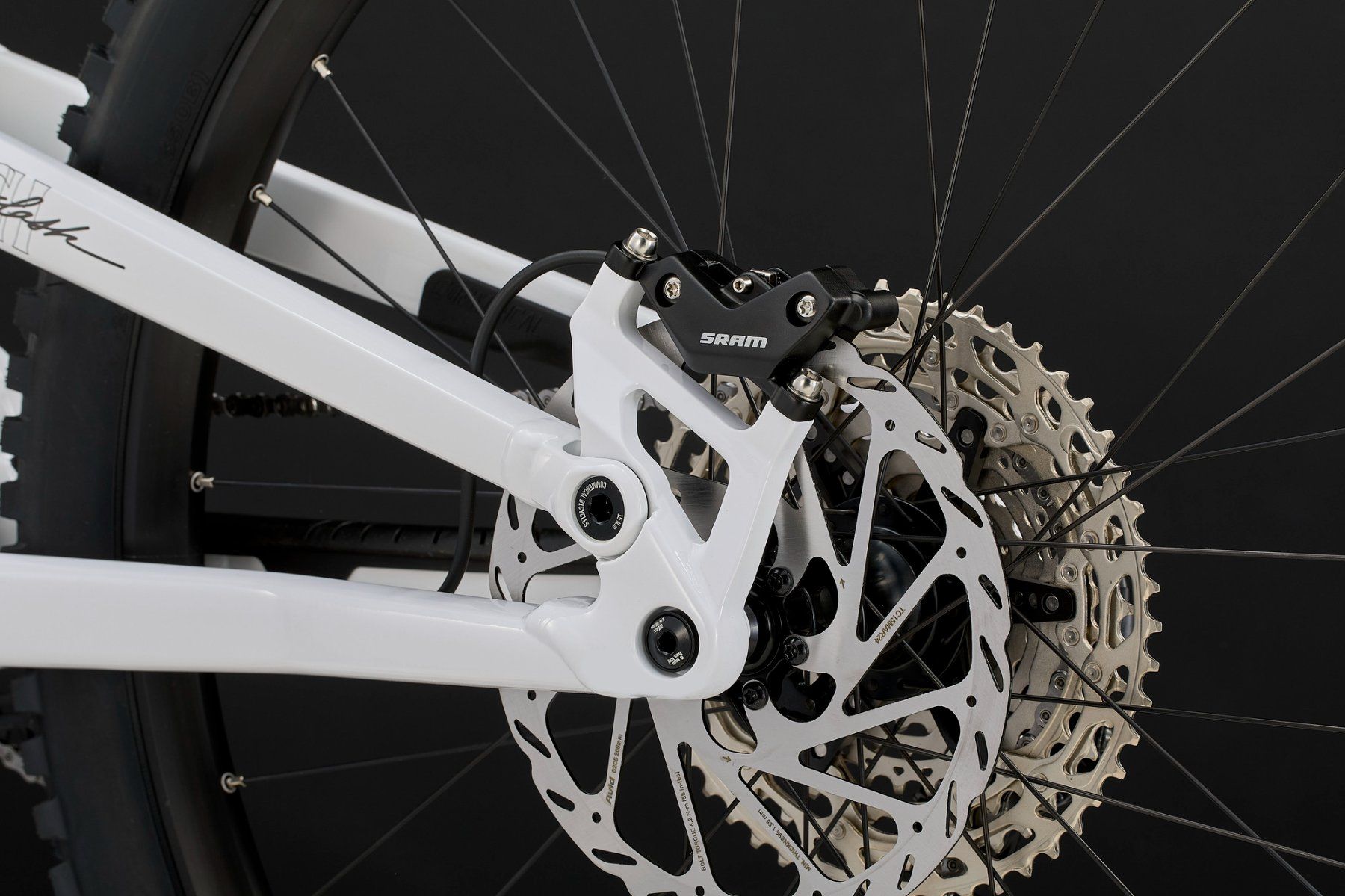 Commencal Biciclette: COMMENCAL CLASH MARZO PURE WHITE 2027 – Nuovo e nell'imballaggio originale da Lonay venduto da Malu-Bike 6