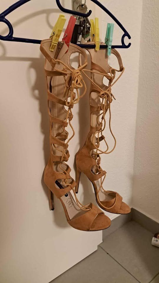 Chaussures femmes: Geschnürte Highheels – D'occasion à Waltenschwil par Catlady