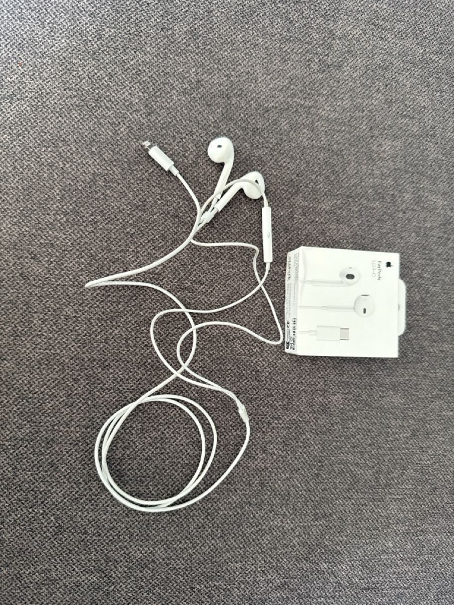 Apple Cuffie: AirPods lightning  – Usato da Genève venduto da ono_f8gl