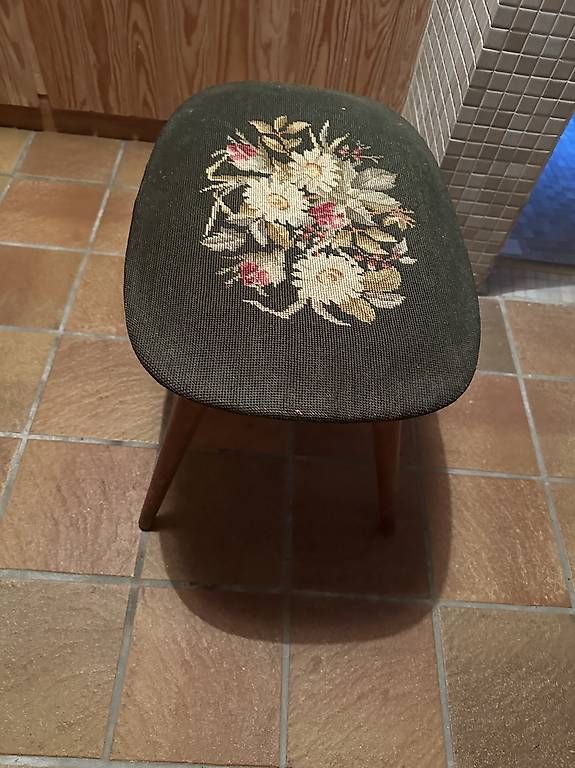 Hocker: Hocker mit Blumengestickmuster – Gebraucht aus Binningen von C0llin 2