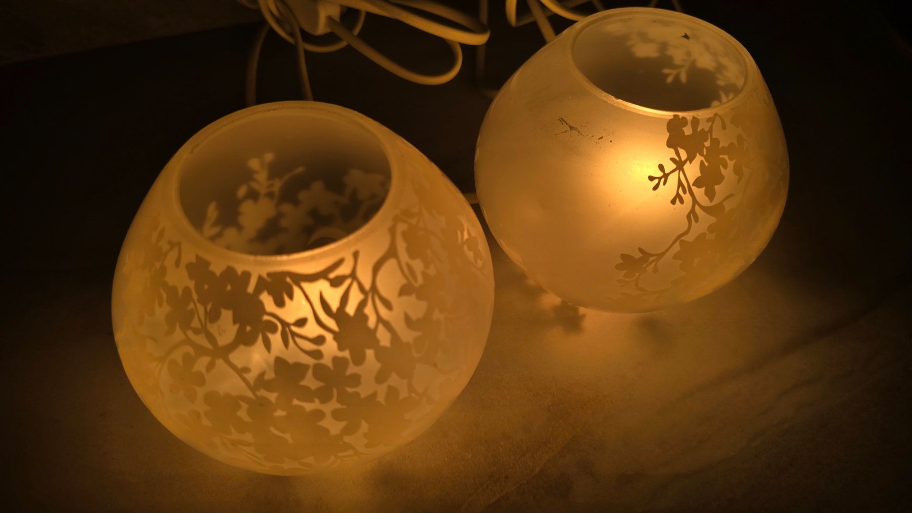 Ikea Lampes: 2 Lampen Glaskugeln mit Blumenmuster matte Ikea – D'occasion à Meggen par everydaysale 2