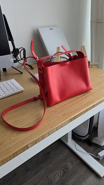 Taschen für Damen: COS  Rote Handtasche – Gebraucht aus Bülach von kad_gy6f 2