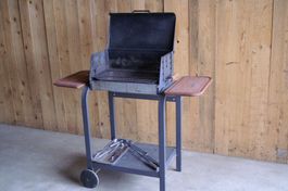 Kohlegrill mit viel Zubehör und vielen Grillmöglichkeiten