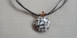 Collier vintage avec pendantif rempli de nacre