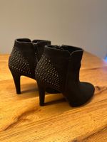 Schwarze Schuhe mit Absatz und Nieteuster Grösse 39