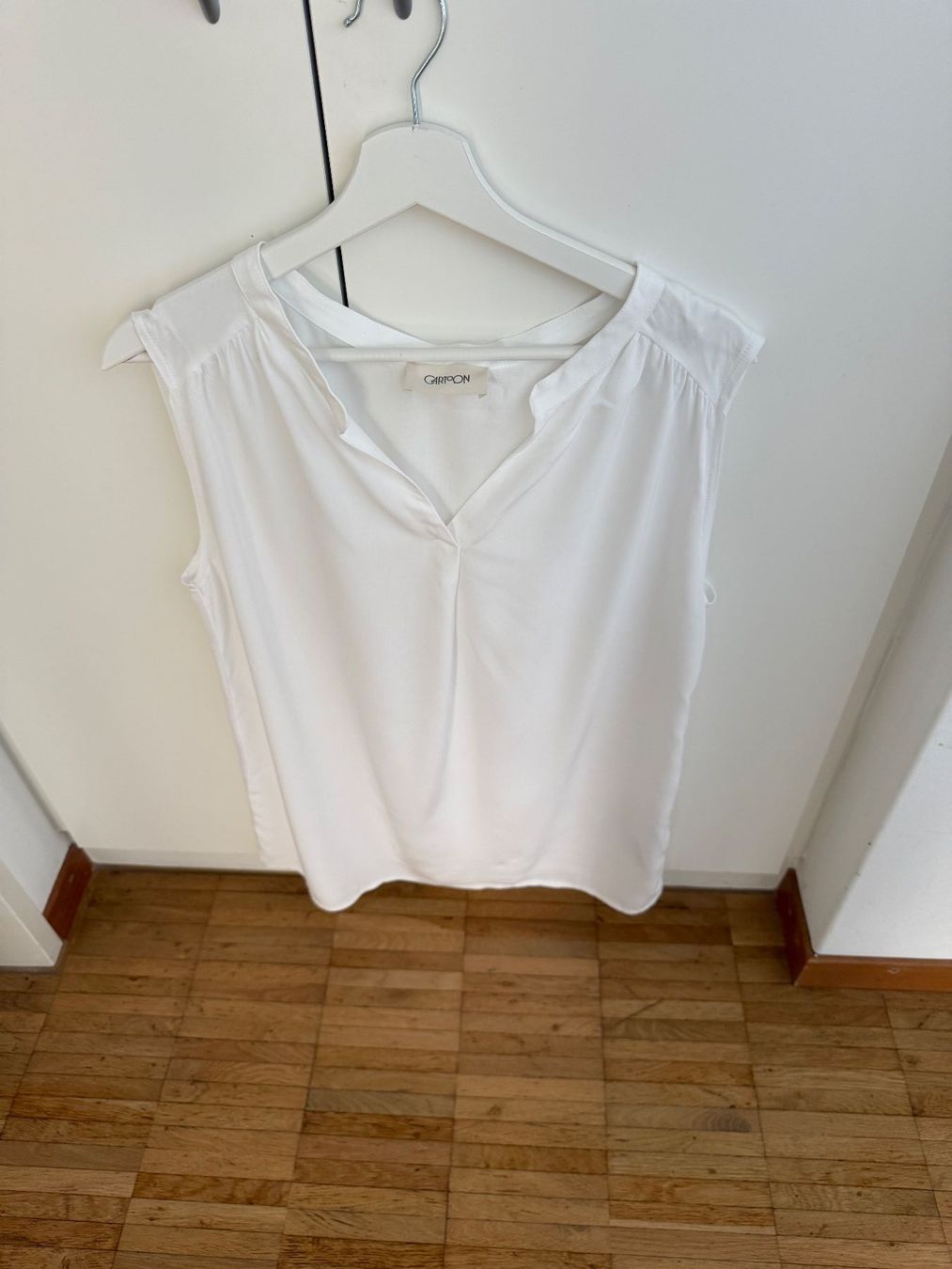 Blusen: Bluse o. Aermel weiss von CARTOON Gr. 38 – Gebraucht aus Dällikon von dahi1