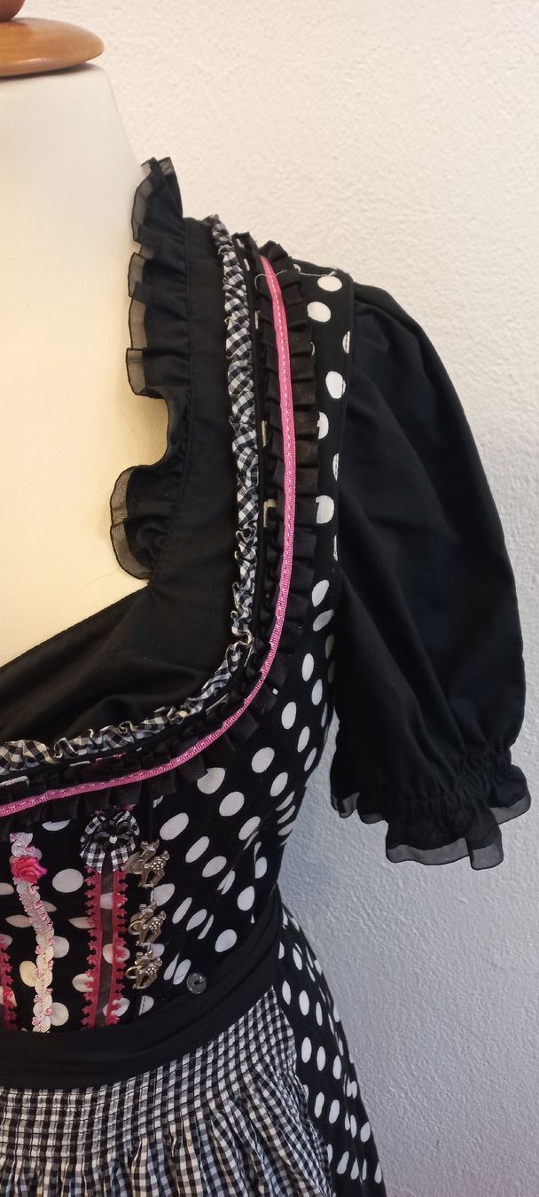 Costumi: Krüger Dirndl mit Bluse – Usato da Grüningen venduto da selinasearching 3