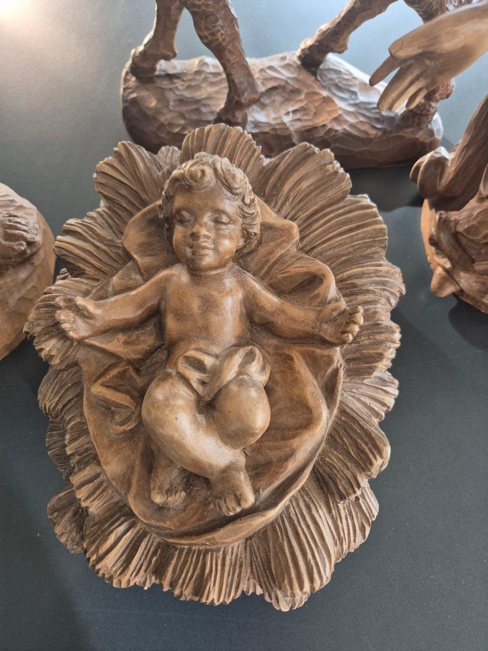 Toutes les décorations: Krippe gross-echtes Holz von Schnitzer CH Sutter – D'occasion à Lalden par aneleh58 2