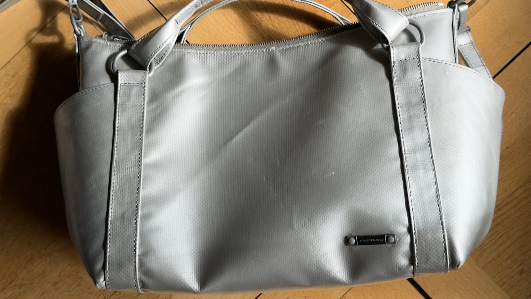 Freitag Borse da donna: FREITAG R120 Austen - silberfarben – Nuovo (secondo la descrizione) da Bern venduto da MarieBrocante 1