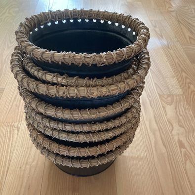 Tutte le decorazioni: Dekorative schwarze Blechbehälter mit Bast – Nuovo (secondo la descrizione) da Baar venduto da Aatina 2
