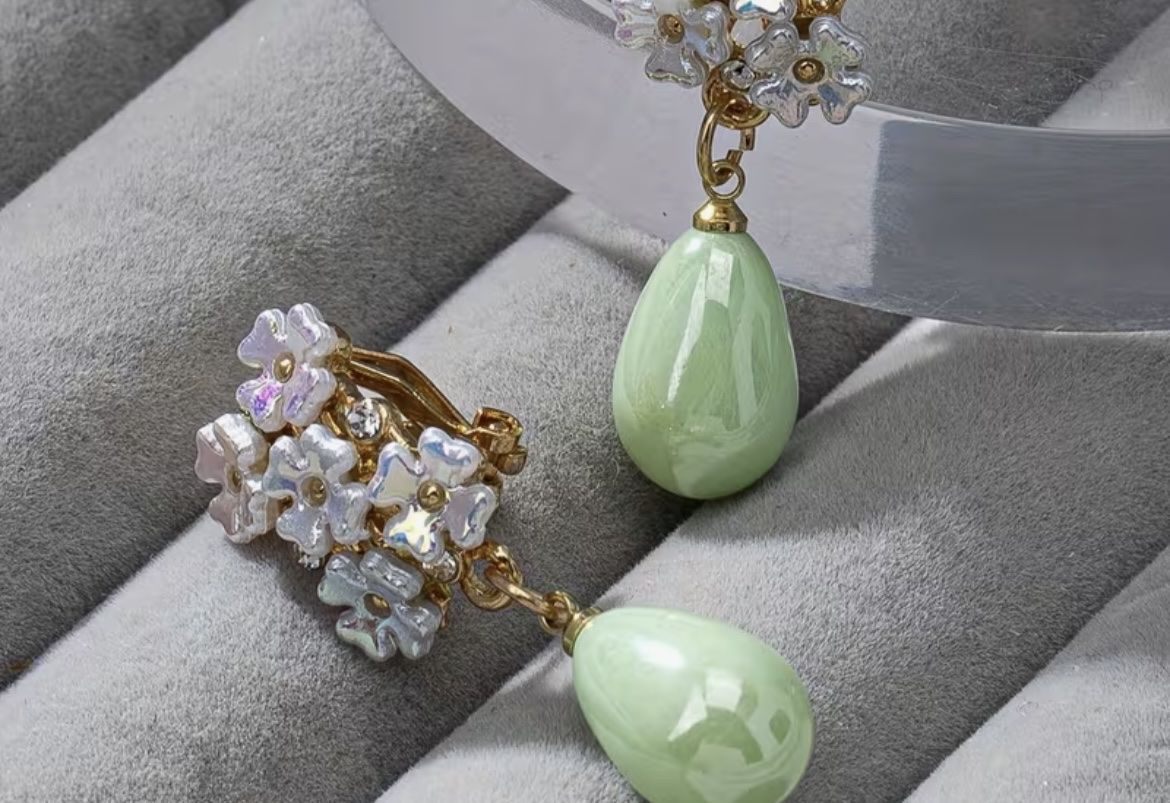 Boucles d'oreille: Lindgrüne Ohrringe mit glitzernden Blumen – Neuf avec emballage d'origine à Saanen par SoniaMichaela 2