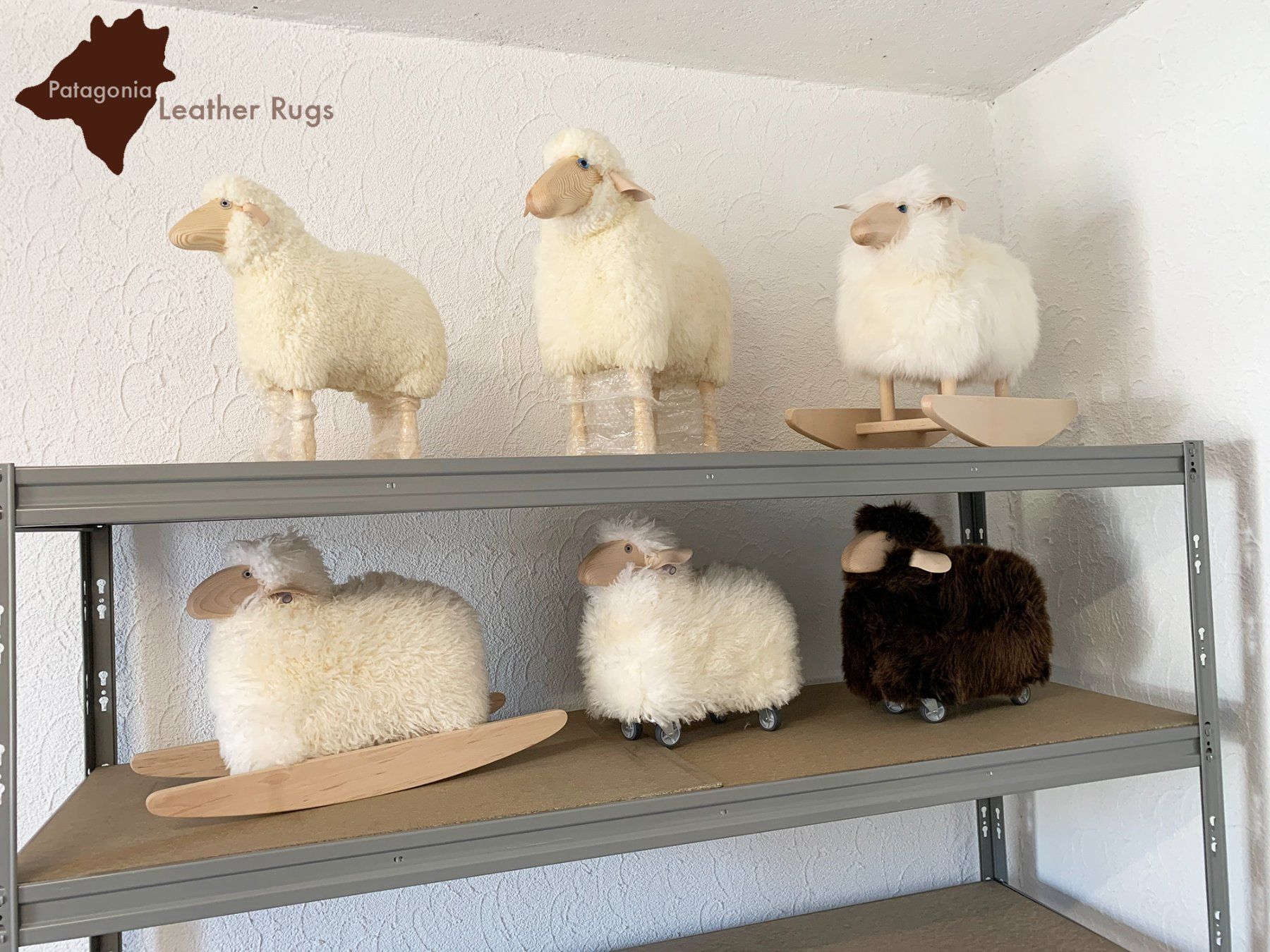 Skulpturen & Statuen: Schaf weisses Fell, schwarzes holz – Neu und originalverpackt aus Arbedo von patagonialeatherrugs 6