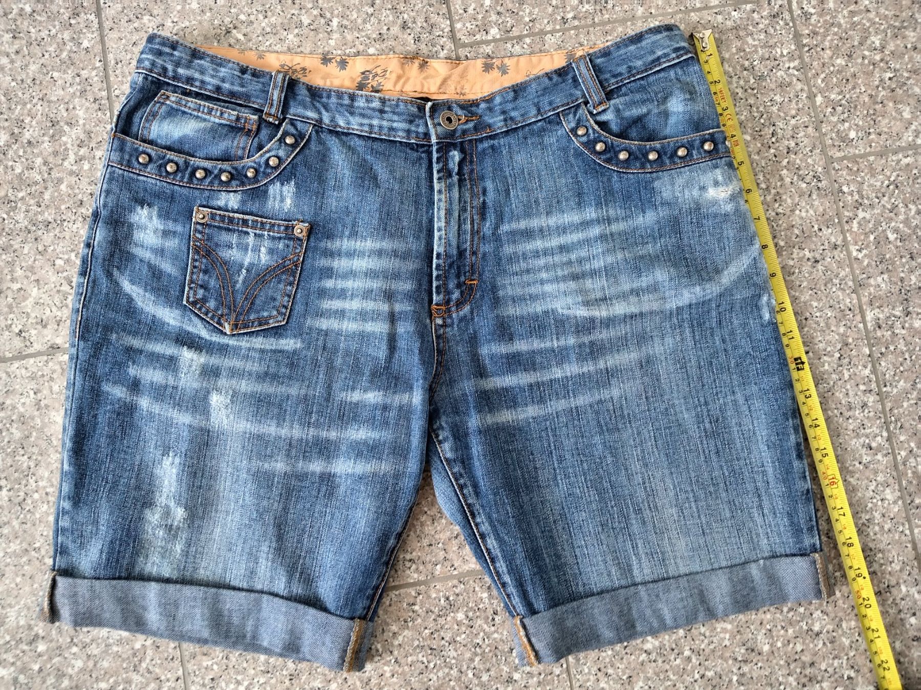 Dolce & Gabbana Pantaloni: Dolce & Gabbana Kurze Hose – Usato da Wängi venduto da Maelstrom 6