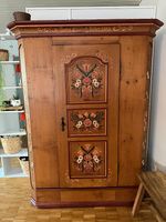 Antiker Bauernschrank, bemalt