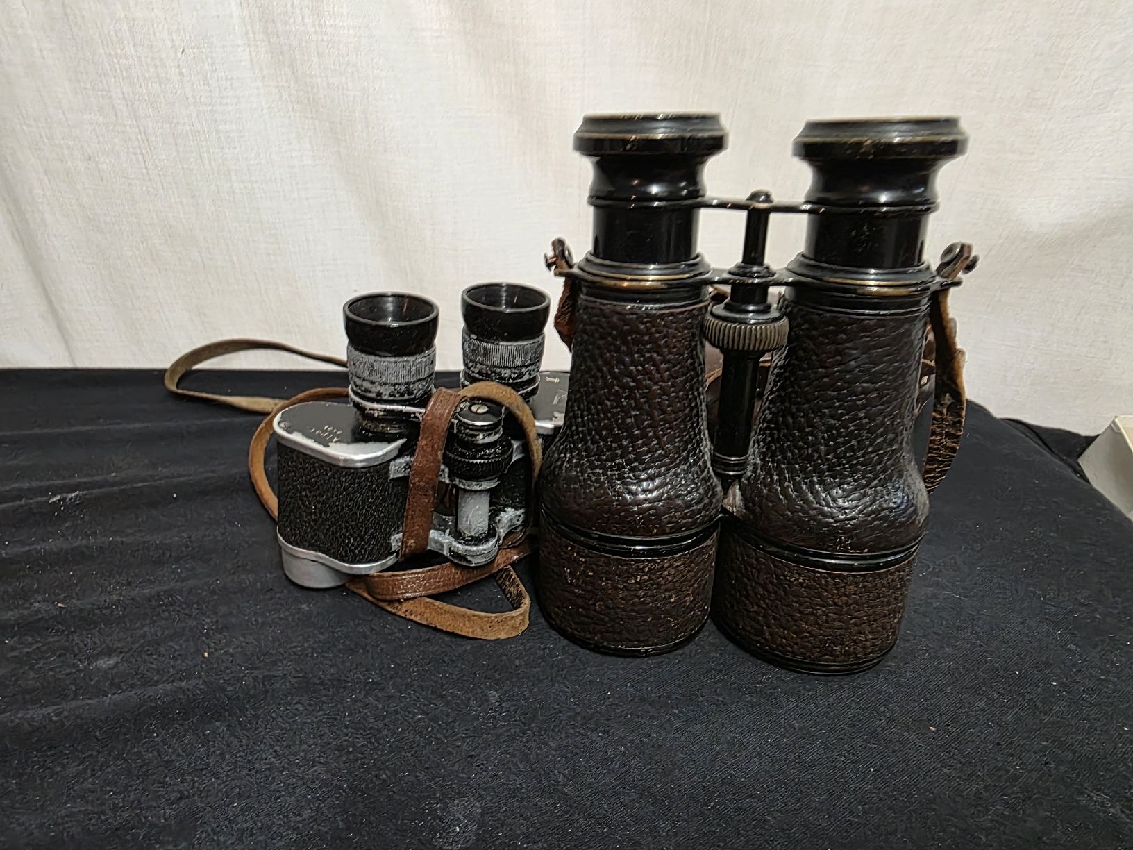 Kern Feldstecher: Vintage Feldstecher/Binoculars mit Ledertasche, Kern – Gebraucht aus Wolfertswil von Antiko 6