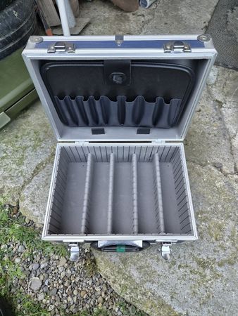 Schöne Werkzeugkoffer 4 Fächer gut erhalten