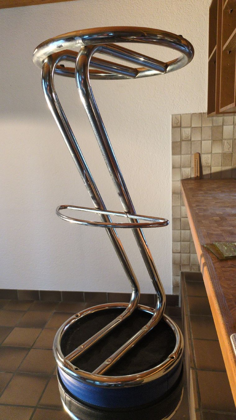 Hocker: Barhocker mit blauem Sitz, Chromgestell - Top Zustand! – Gebraucht aus Schaffhausen von max_c62l 3