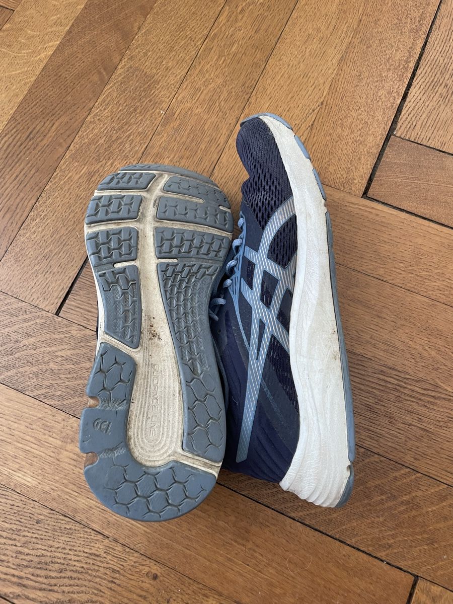 Scarpe da donna: ASICS Laufschuhe dunkelblau getragen – Usato da Winterthur venduto da leo_jgb5 2