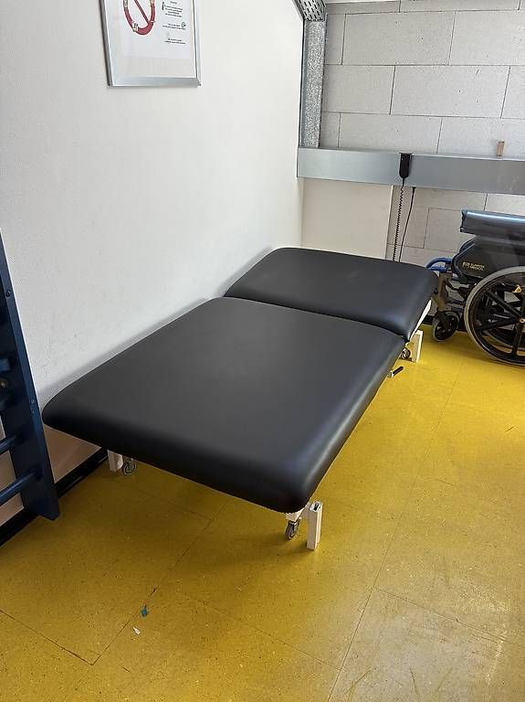 Kosmetik-& Massageliegen: Table de massage ou repos – Gebraucht aus Ollon VD von inf_jg9f 4